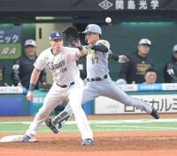 　５回、二塁へ勝ち越し打を放ち、一塁へ駆け込む高寺（撮影・西岡正）