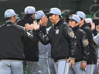 　試合後、タッチを交わす藤川監督（中央）＝撮影・堀内翔