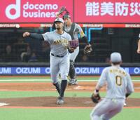 　２回、打者・古賀悠の時、牽制球で二盗を阻止するデュプランティエ（撮影・西岡正）