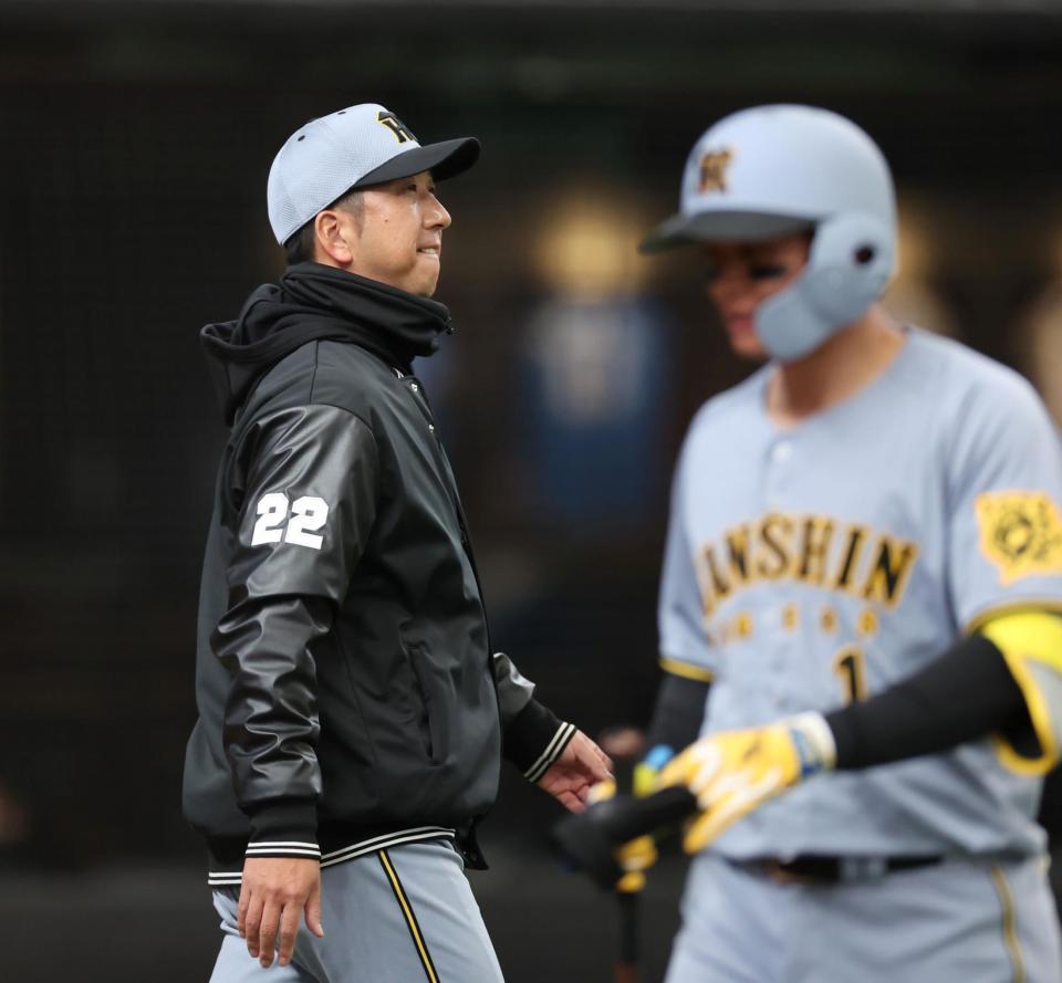 　７回、投手交代のためベンチから出る藤川監督（撮影・田中太一）