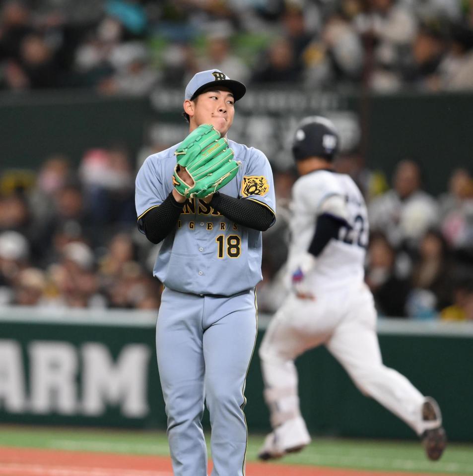 　４回、是沢を遊ゴロに打ち取りグラブをたたく伊原（撮影・堀内翔）