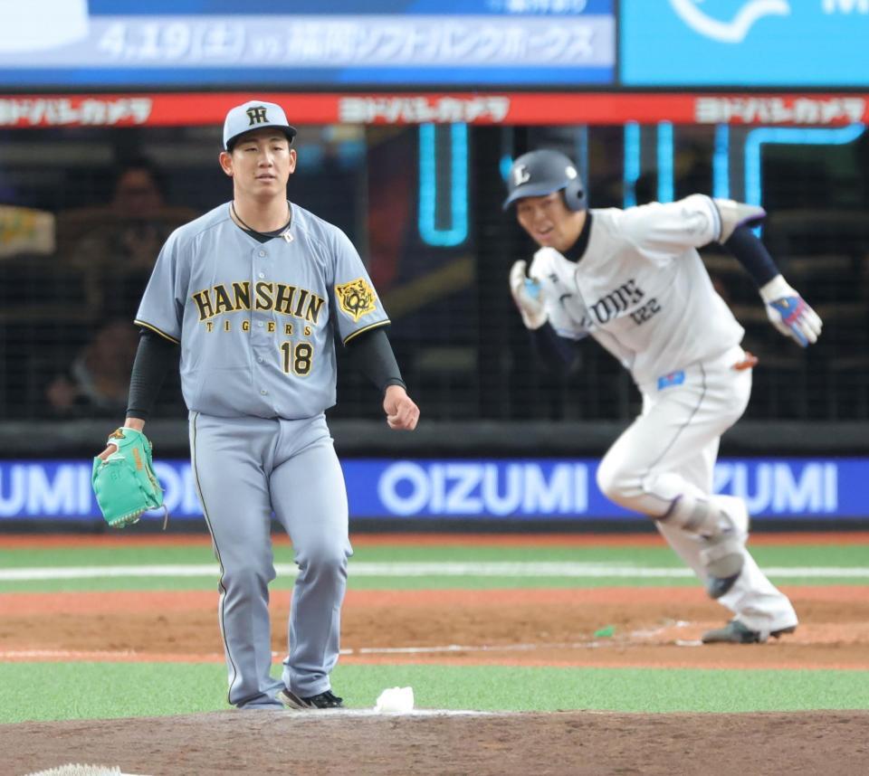 　４回、是沢（右）を遊ゴロに打ち取る伊原（撮影・西岡正）