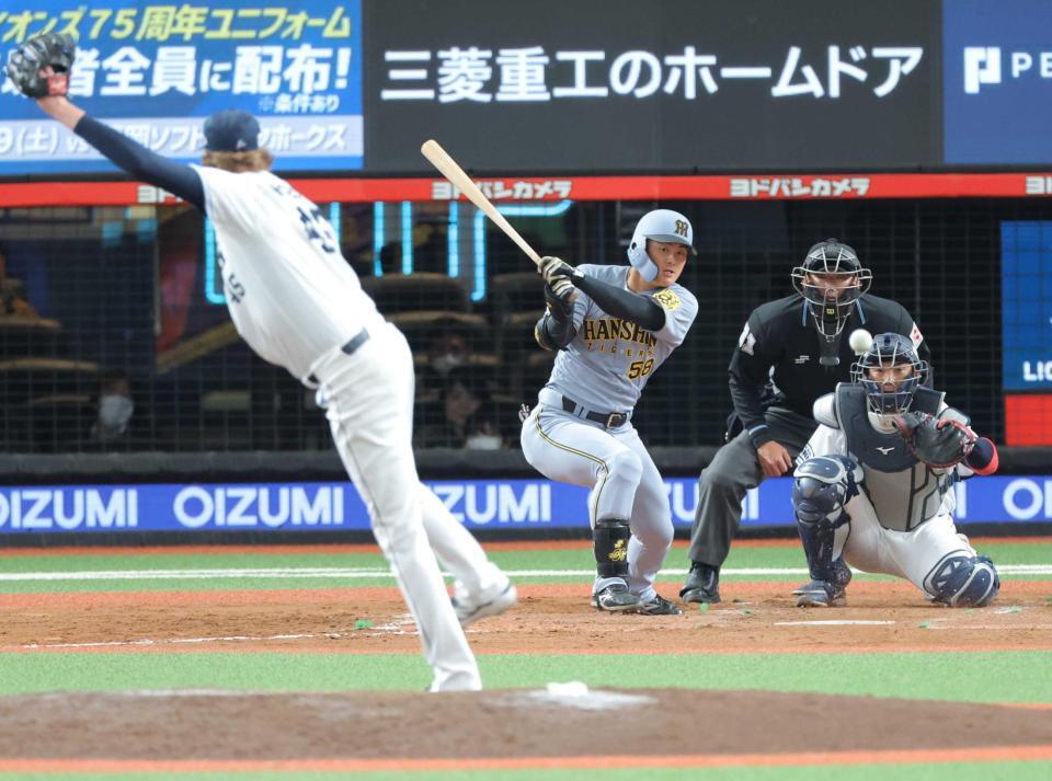 　９回、内野安打を放つ前川（撮影・西岡正）