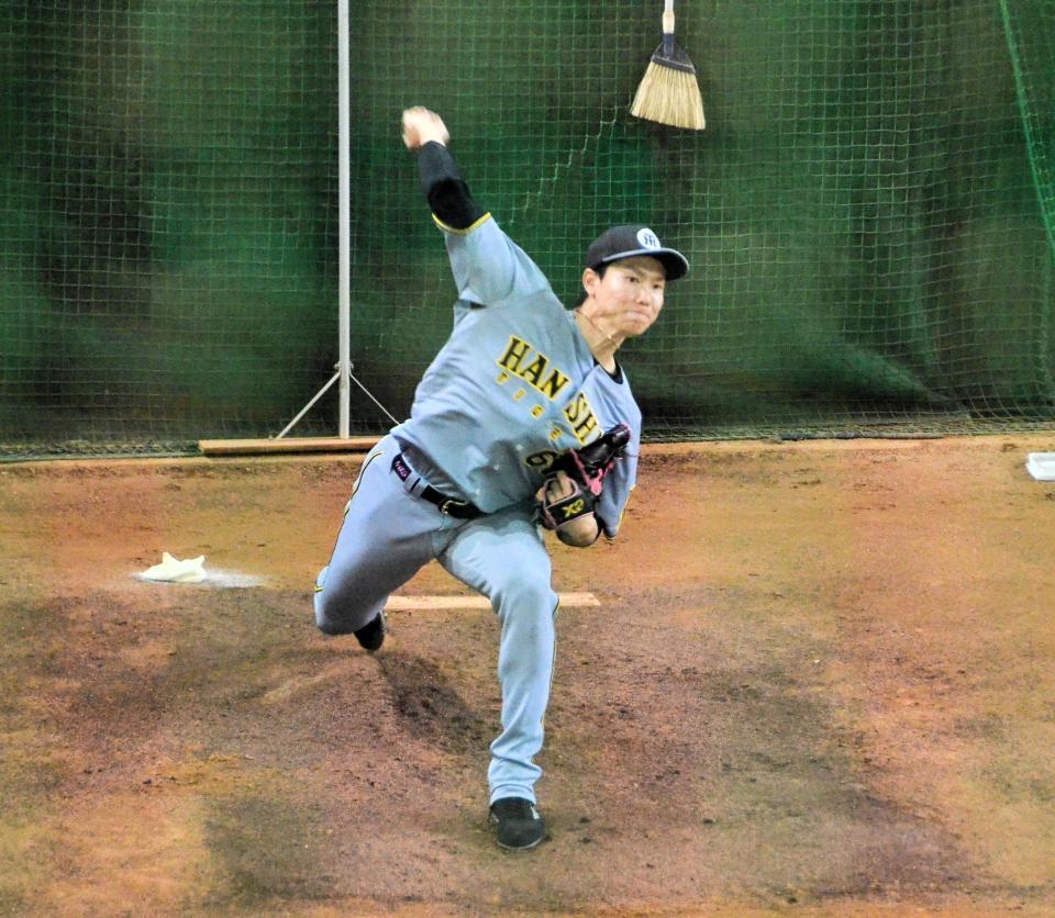 　連投テストへ向けてブルペン入りする湯浅