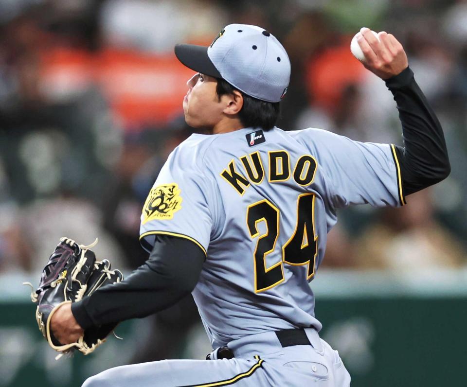 　背番号２４をつけて力投する工藤（撮影・田中太一）