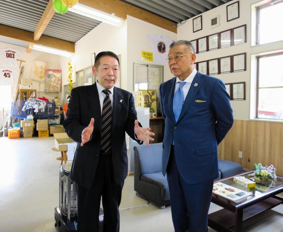 　バッティングセンターを作った千葉清英さんの説明を聞き入る掛布ＯＢ会長