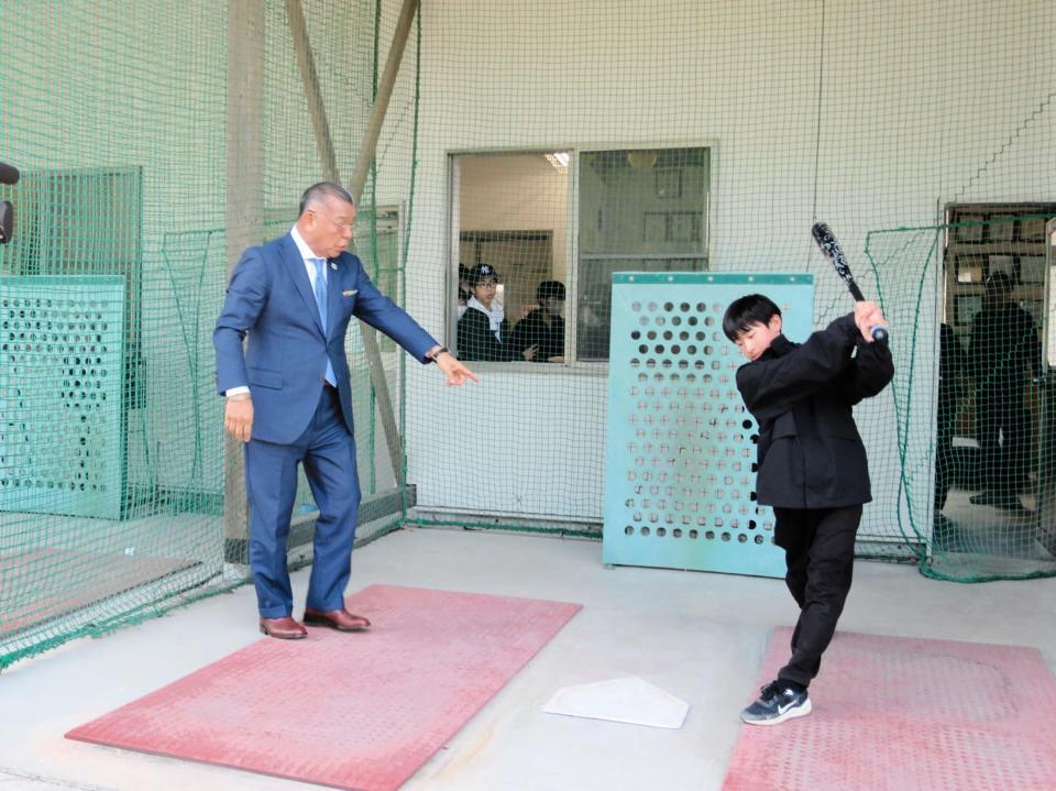 　バッティングセンターを訪れた子どもに熱血指導をする掛布雅之氏（左）