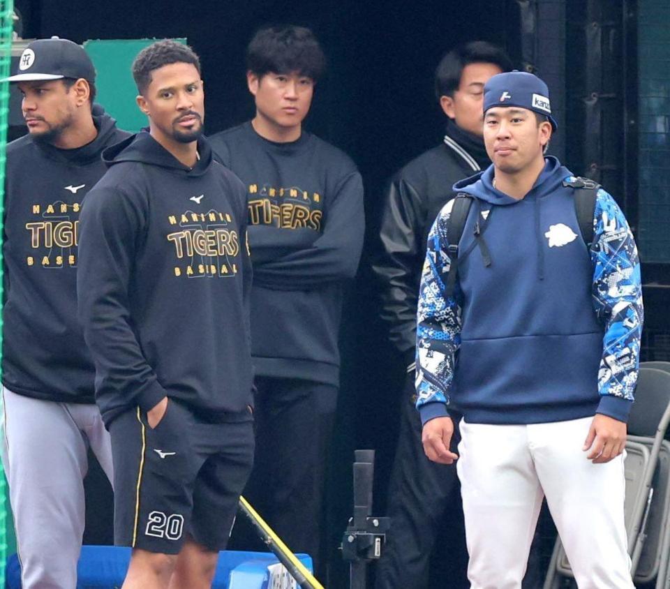 　ボー・タカハシ（右）と話すデュプランティエ（撮影・西岡正）