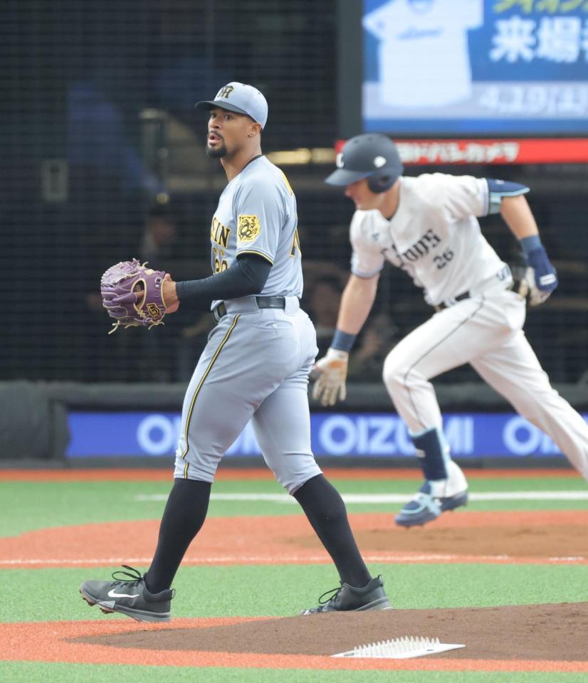 　１回、ネビンを二飛に打ち取るデュプランティエ（撮影・西岡正）