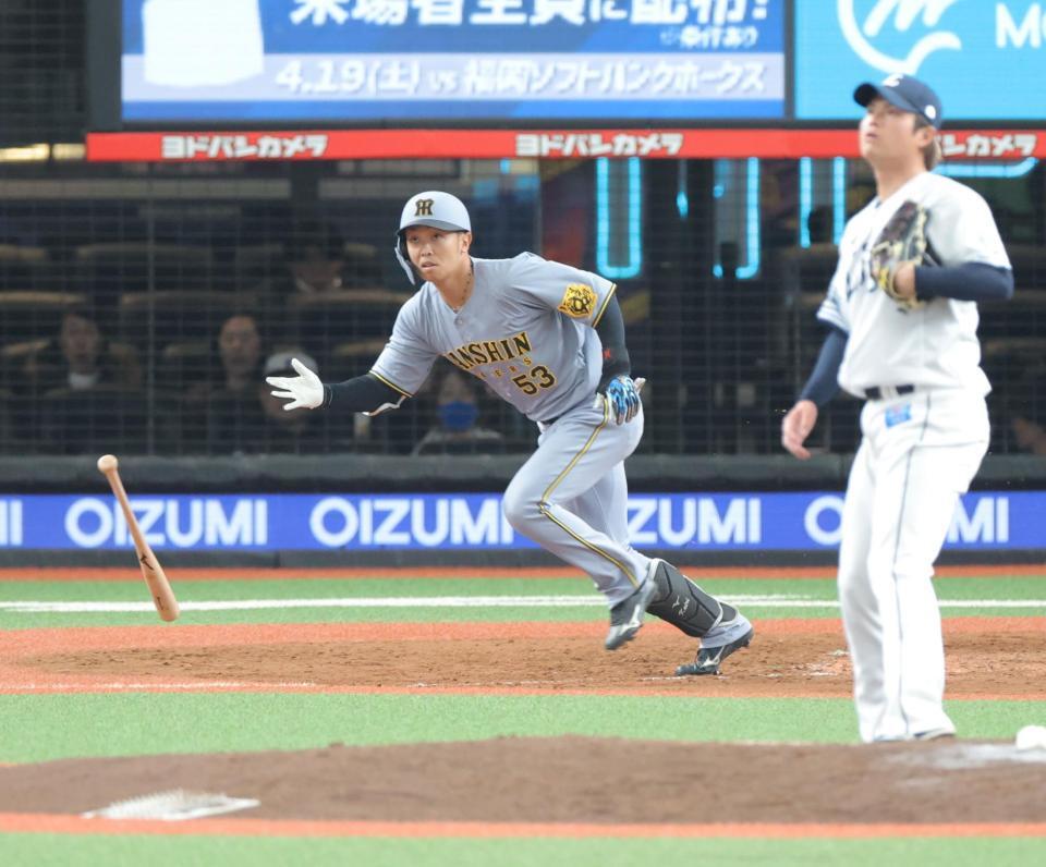 　５回、右越えに同点三塁打を放つ島田（撮影・西岡正）