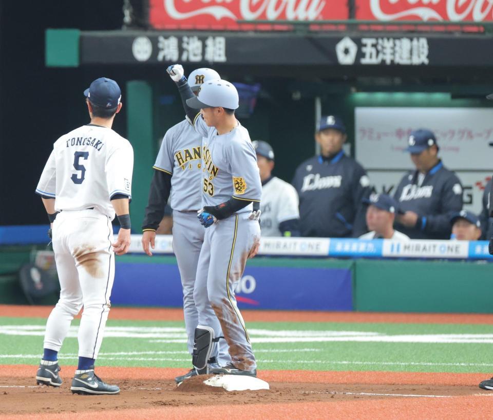 　５回、同点三塁打を放ち、ベンチへ向かってガッツポーズの島田（撮影・西岡正））