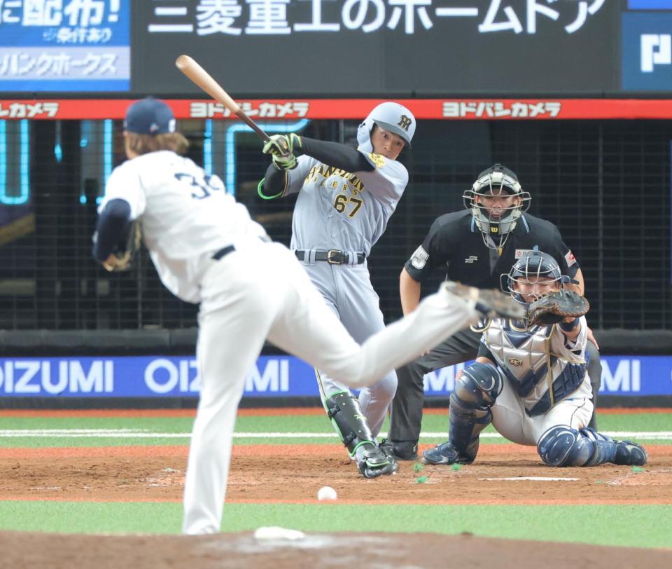 　５回、二塁へ勝ち越し打を放つ高寺（撮影・西岡正）