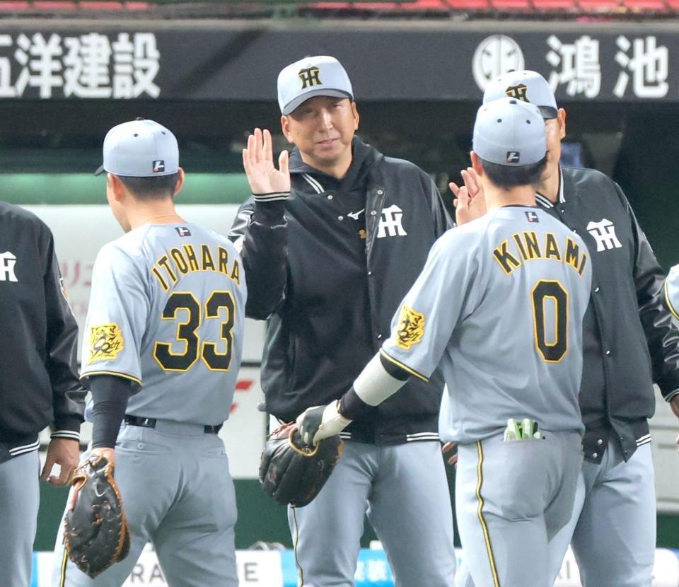 　西武に勝利し、ナインを迎える阪神・藤川監督（中央）＝撮影・西岡正