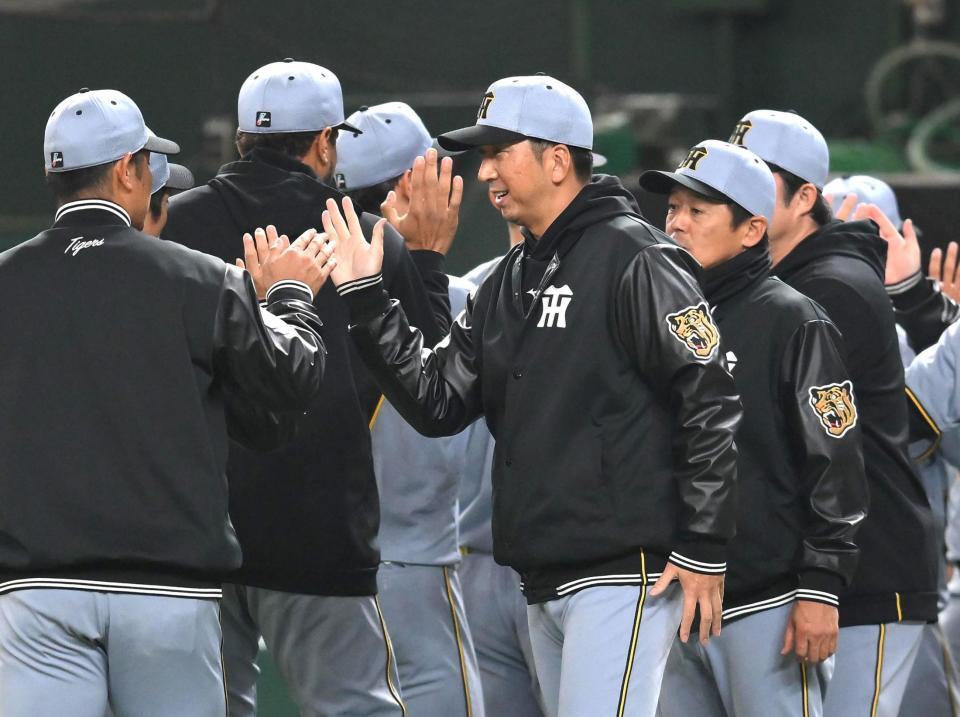 　試合後、タッチを交わす藤川監督（中央）＝撮影・堀内翔