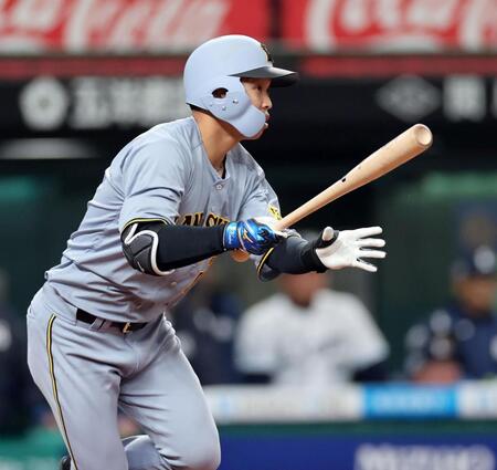 　５回、２点適時二塁打を放つ島田（撮影・田中太一）