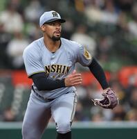 　１回、平沼を打ち取りベースカバーに走るデュプランティエ（撮影・田中太一）