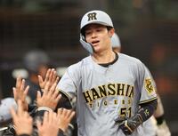 　５回、生還した中野はナインとタッチを交わす（撮影・田中太一）