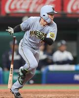 　５回、適時打を放つ高寺（撮影・田中太一）