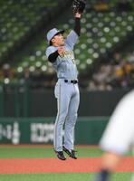 　４回、長谷川の打球に飛び付く高寺（撮影・堀内翔）