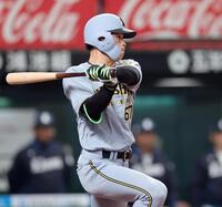 　５回、適時打を放つ高寺（撮影・田中太一）