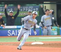 　５回、同点三塁打を放ち、一塁を回る島田（撮影・西岡正）