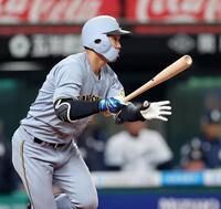 　５回、２点適時二塁打を放つ島田（撮影・田中太一）