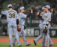 　試合を終えてタッチを交わす島田（中央左）ら阪神ナイン（撮影・堀内翔）