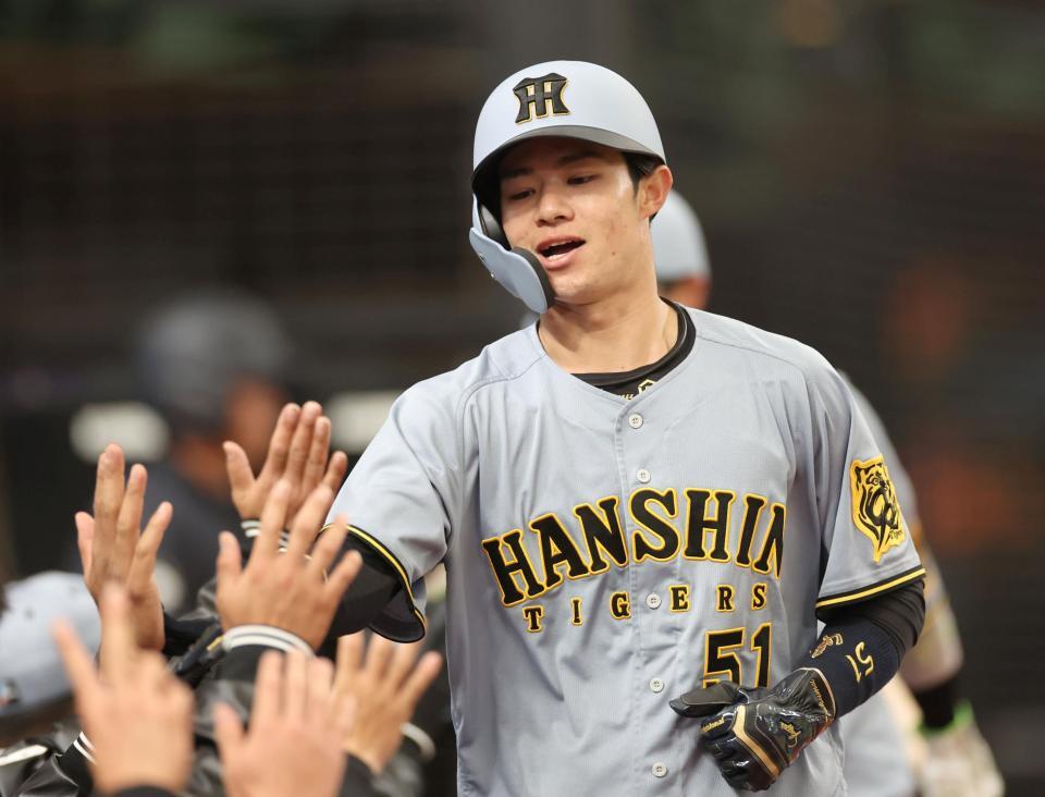 　５回、生還した中野はナインとタッチを交わす（撮影・田中太一）