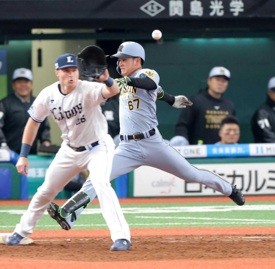 　５回、勝ち越し打を放ち、一塁へ駆け込む（撮影・西岡正）