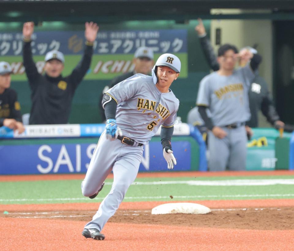 　５回、同点三塁打を放ち、一塁を回る島田（撮影・西岡正）