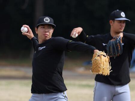 　キャッチボールをする工藤。奥は岡留（撮影・中田匡峻）
