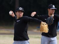 　キャッチボールをする工藤。奥は岡留（撮影・中田匡峻）