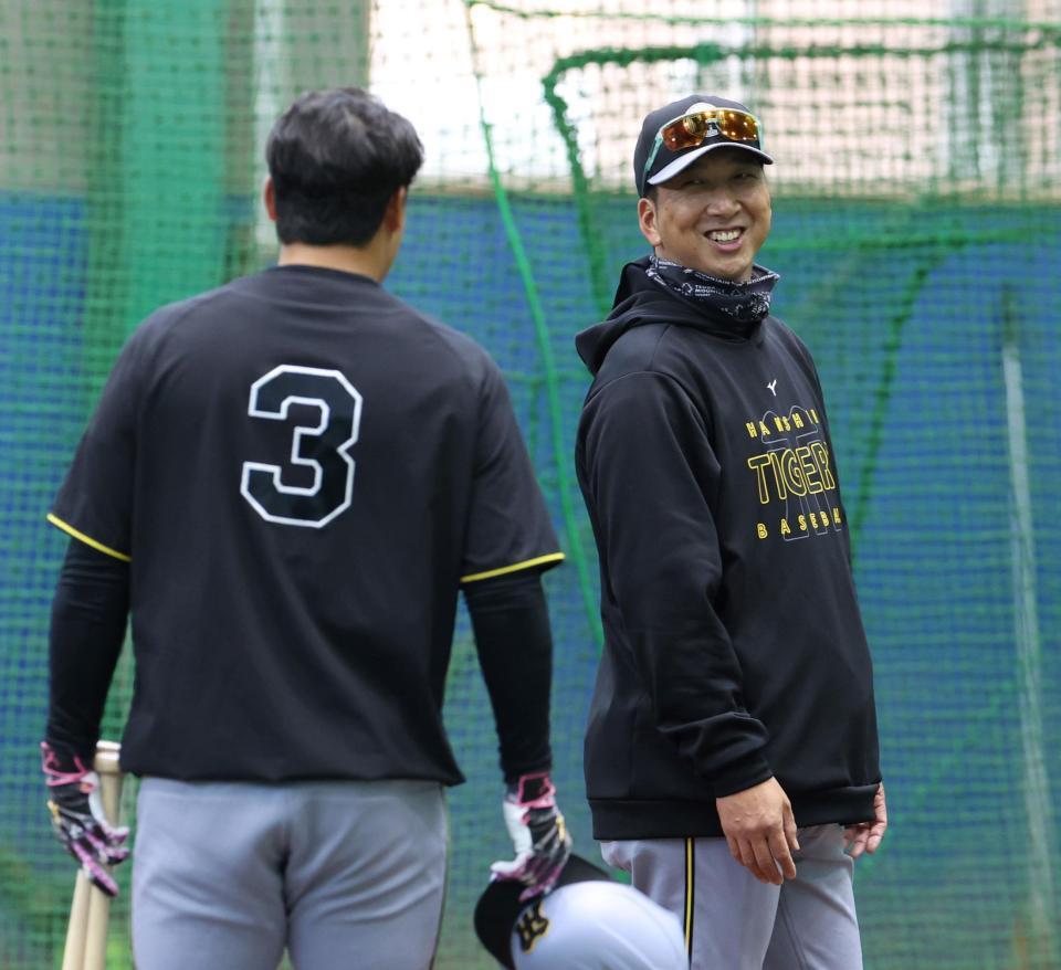 　大山（左）と話す藤川監督（撮影・中田匡峻）