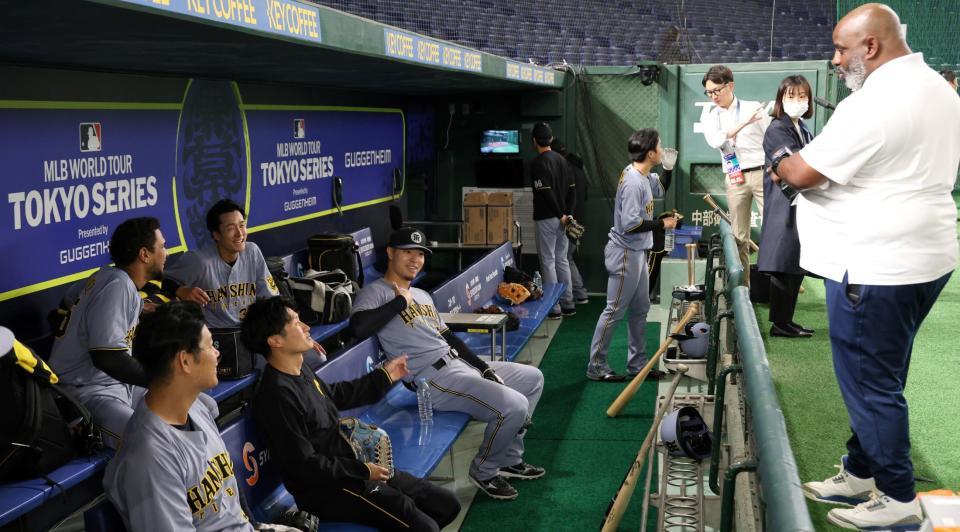 　海外メディア（右）から話しかけられる佐藤輝（中央）＝撮影・中田匡峻