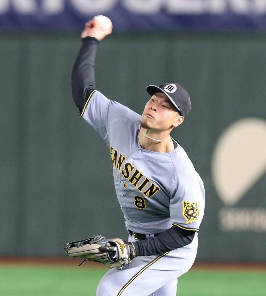 　外野でノックを受ける佐藤輝（撮影・中田匡峻）