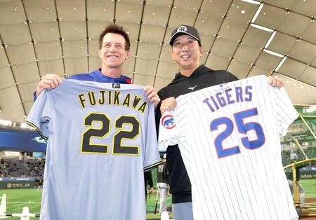 　カウンセル監督（左）とユニホーム交換する藤川監督（撮影・西岡正）