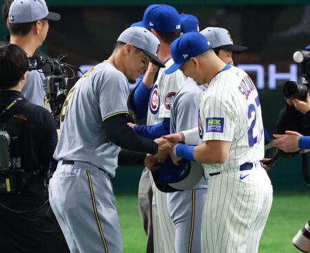 　鈴木と帽子を交換する佐藤輝（撮影・金田祐二）