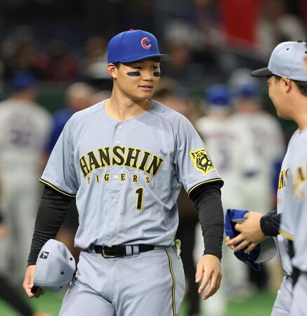 　カブスの帽子をかぶる森下。右は大山（撮影・中田匡峻）