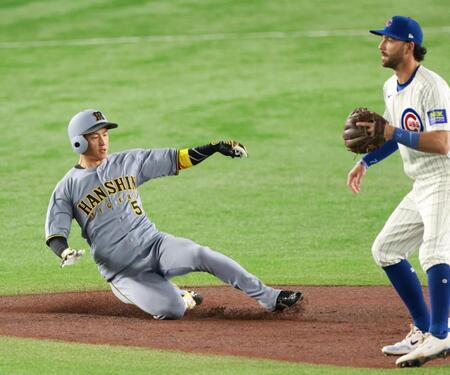 　３回、先制適時二塁打を放つ近本（撮影・金田祐二）