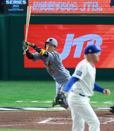 　３回、先制適時二塁打を放つ近本（撮影・金田祐二）