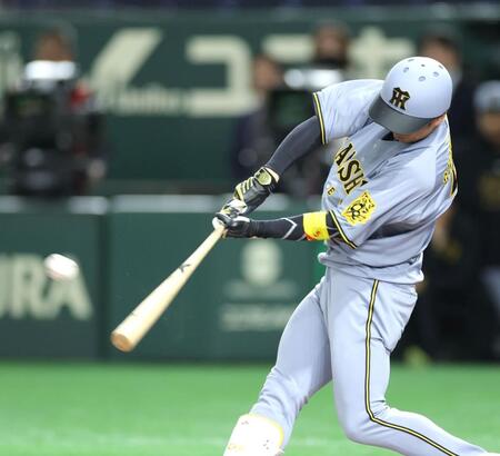 　３回、先制二塁打を放つ近本（撮影・西岡正）