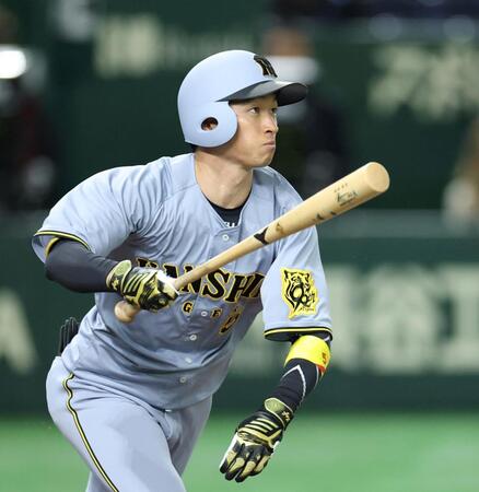 　３回、ライトへ先制適時二塁打を放つ近本（撮影・中田匡峻）