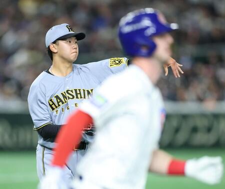 　４回、タッカー（手前）を投ゴロに打ち取る門別（撮影・中田匡峻）