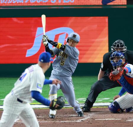 　３回、先制適時二塁打を放つ近本（撮影・金田祐二）