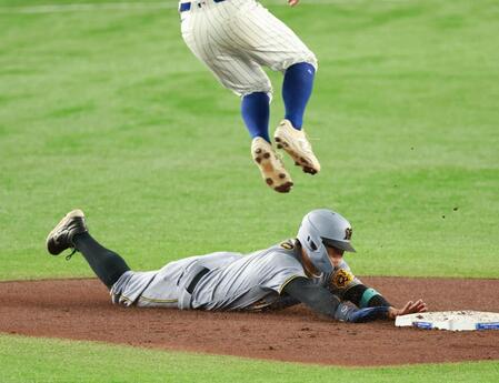 　５回、二盗を決める佐藤輝（撮影・金田祐二）