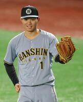 　練習中、笑顔を見せる森下（撮影・西岡正）