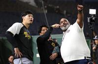 　海外メディア（右）と話す佐藤輝（左）＝撮影・中田匡峻