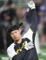 　気合の入った表情を見せる佐藤輝（撮影・中田匡峻）