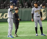 　ヘルナンデス（右）に東京ドームの説明をする佐藤輝（撮影・西岡正）