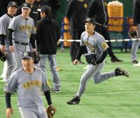 　投内連係で一塁へ走る木下（右）＝撮影・西岡正